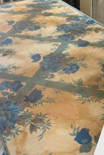Colchão florido com manchas amareladas, antes